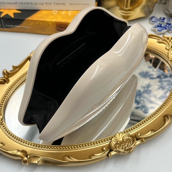 🆕 LULU GUINNESS 🧿 NWOT Iconic Lips Perspex Clutch Stone Grey - Picture 8 of 11
